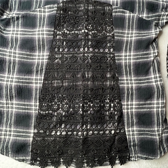 Democracy Women's Rare Medium Plaid Button Down Shirt Crochet Lace Embroidery - Picture 10 of 14